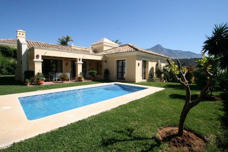 Marbella onroerend goed - Familie villa gelegen in Nueva Andalucia's Golf Valley
